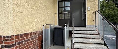 Eingang mit Lift für Rollstühle