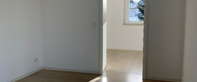 Wohnzimmer mit Blick ins Schlafzimmer